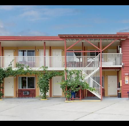 Maple Leaf Motel Inn Towne Осуюс Екстер'єр фото