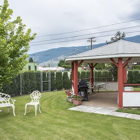 Maple Leaf Motel Inn Towne Осуюс Екстер'єр фото