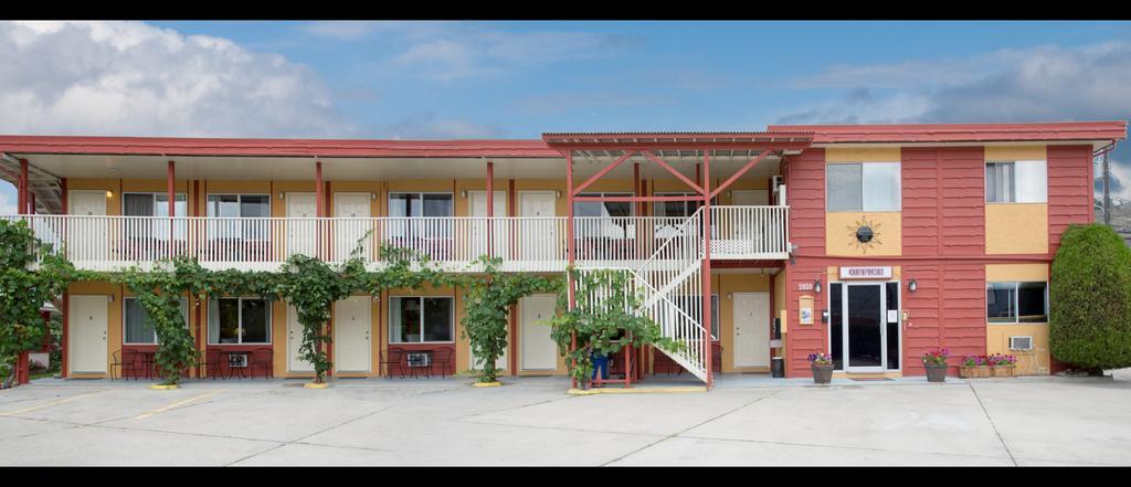 Maple Leaf Motel Inn Towne Осуюс Екстер'єр фото