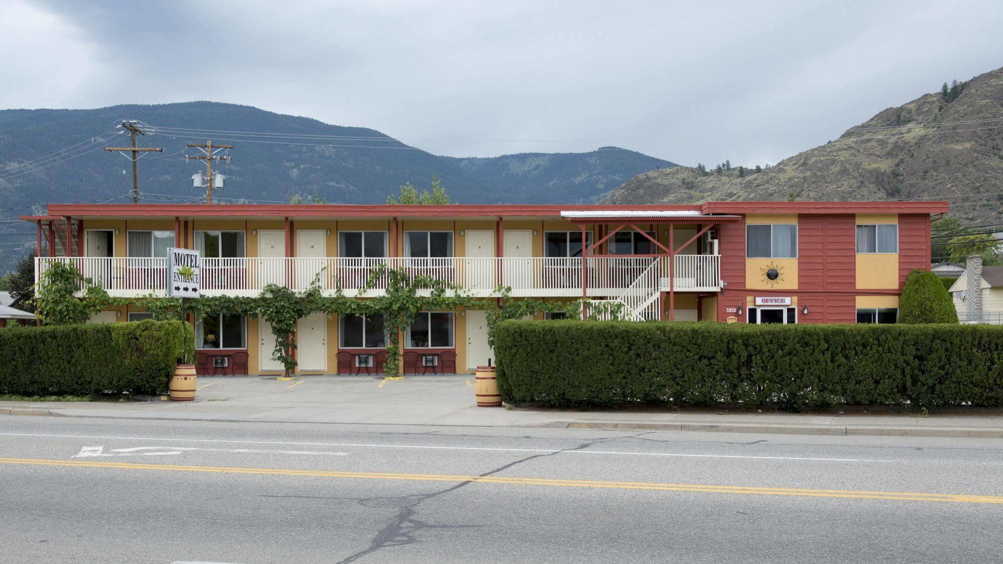 Maple Leaf Motel Inn Towne Осуюс Екстер'єр фото