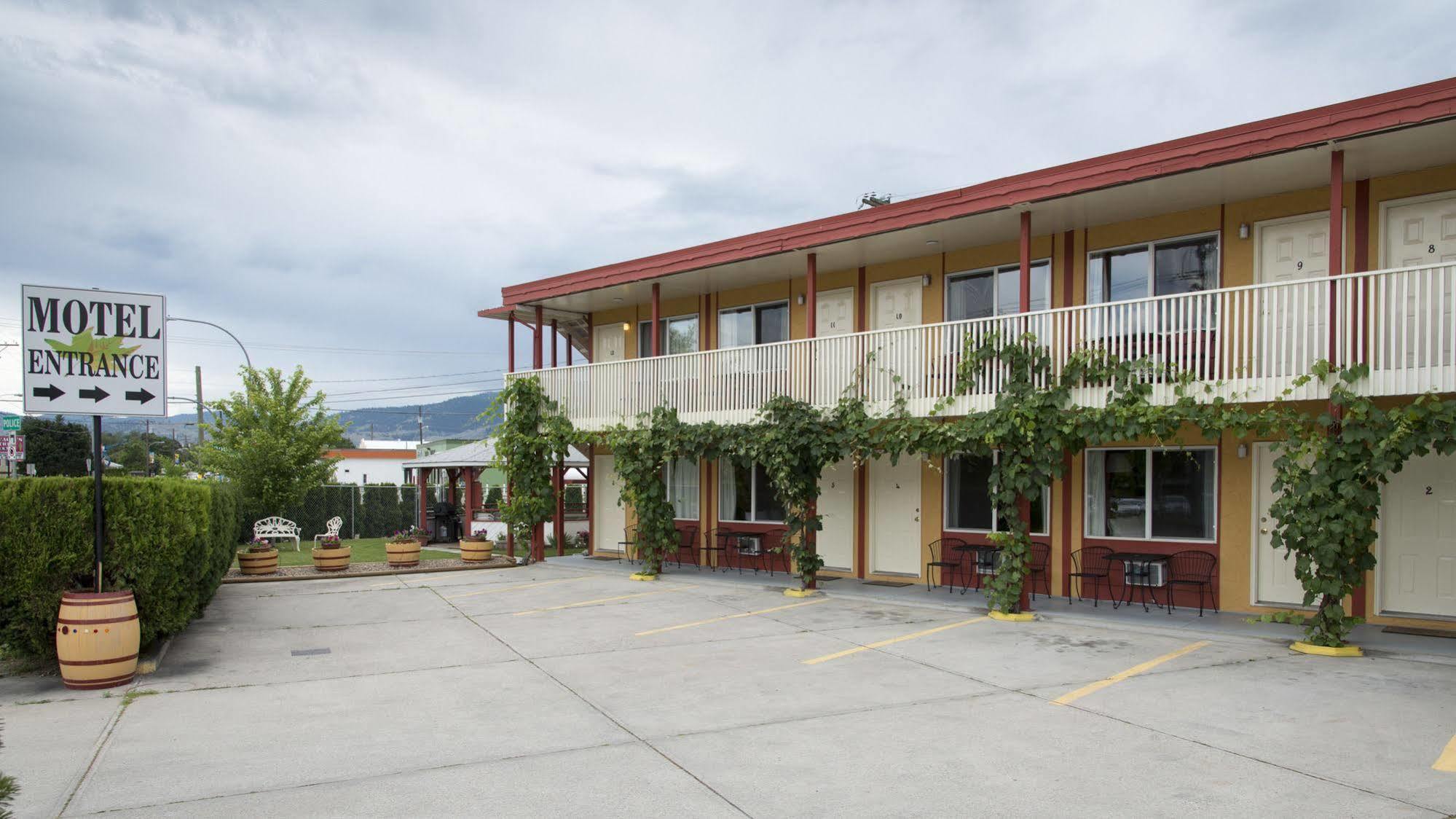 Maple Leaf Motel Inn Towne Осуюс Екстер'єр фото