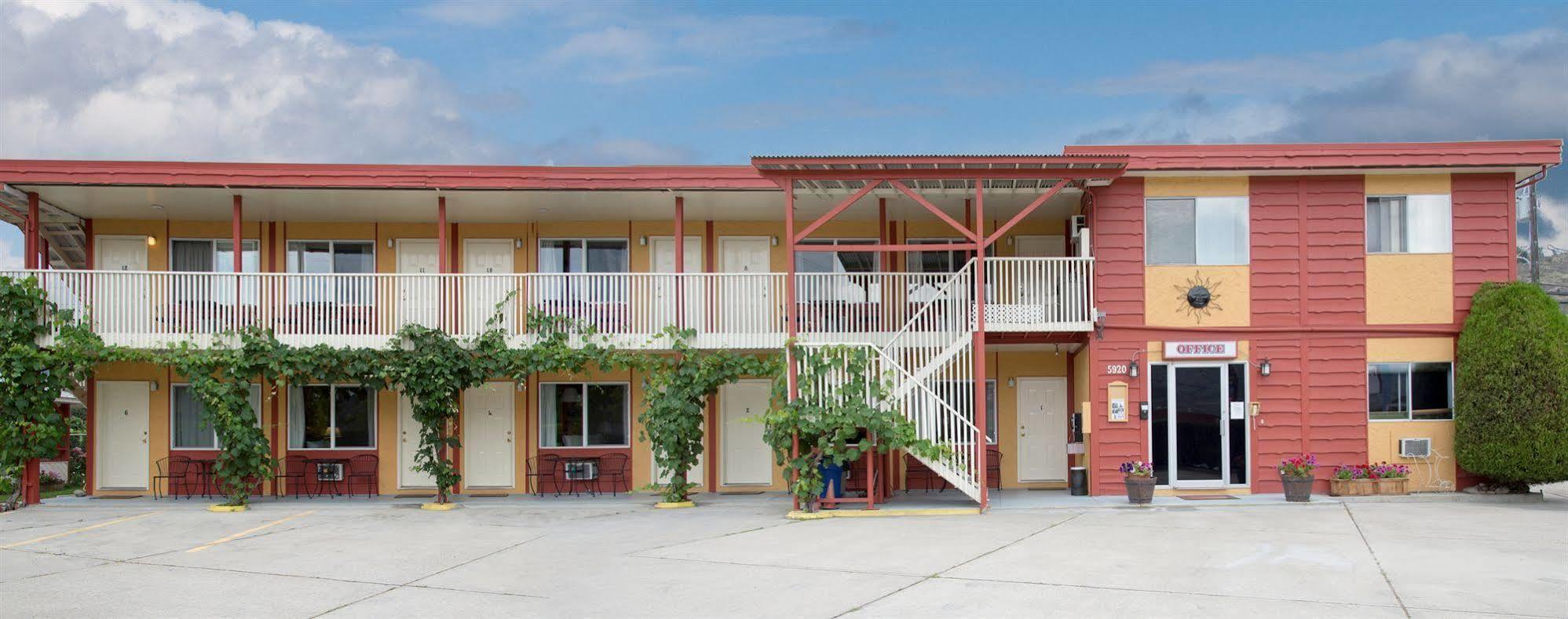 Maple Leaf Motel Inn Towne Осуюс Екстер'єр фото