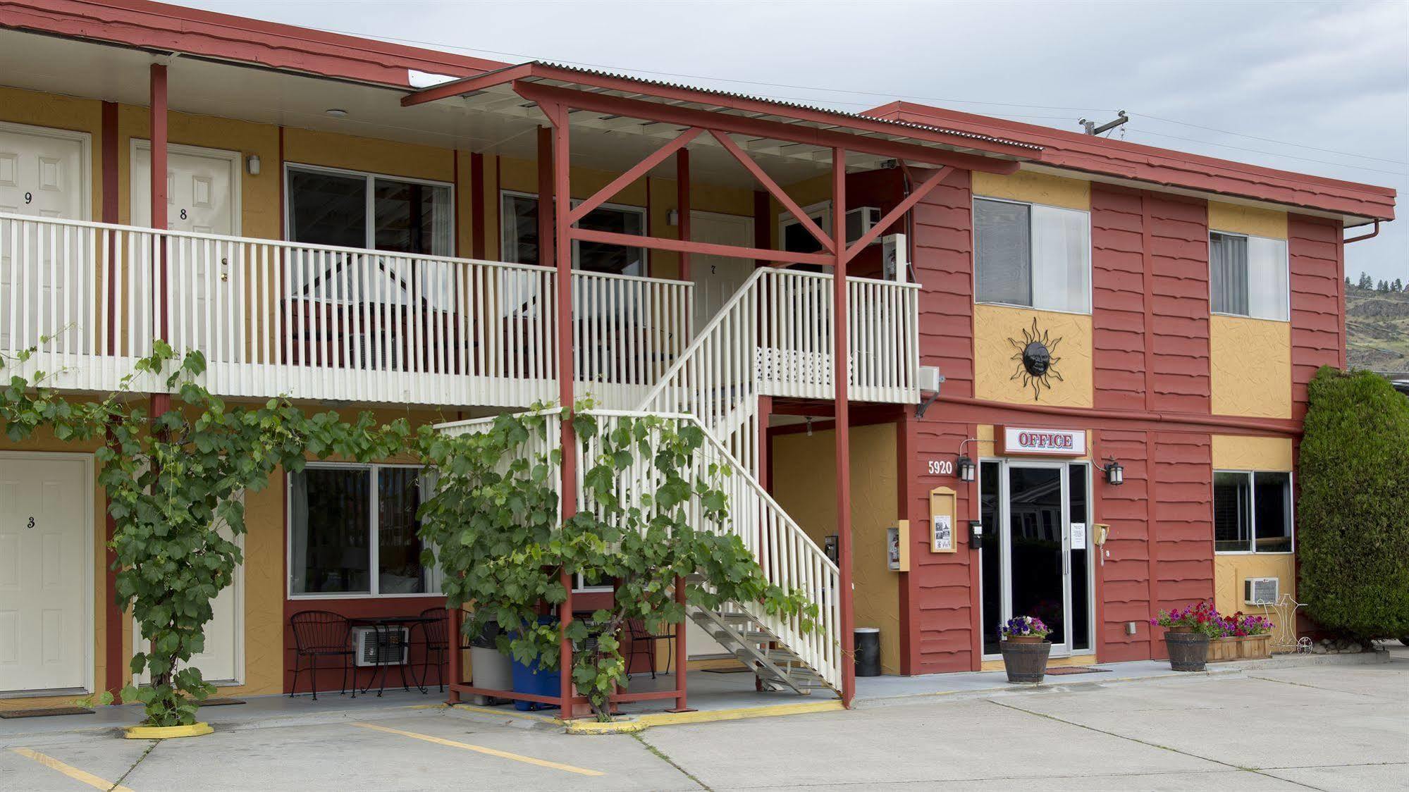 Maple Leaf Motel Inn Towne Осуюс Екстер'єр фото