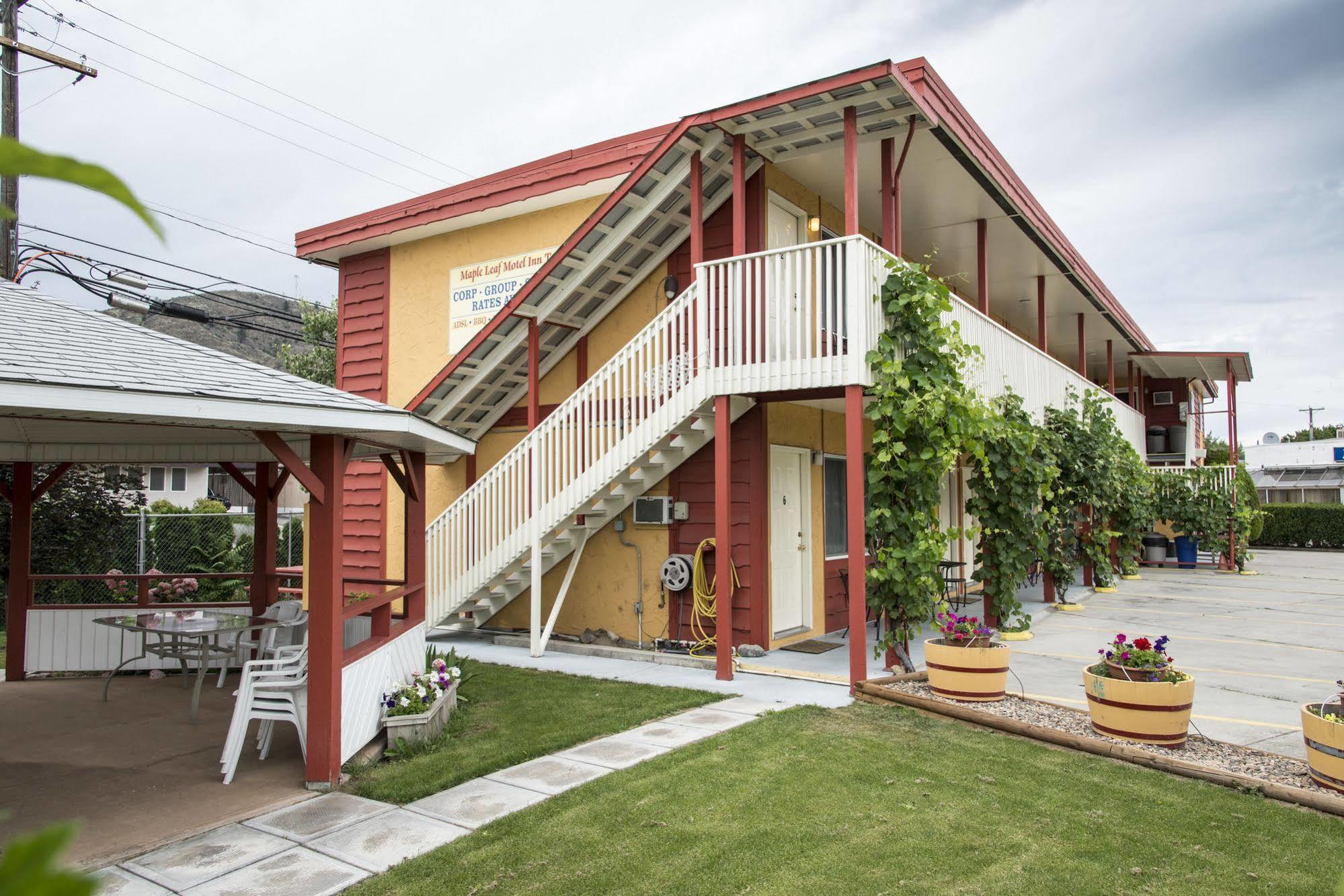 Maple Leaf Motel Inn Towne Осуюс Екстер'єр фото